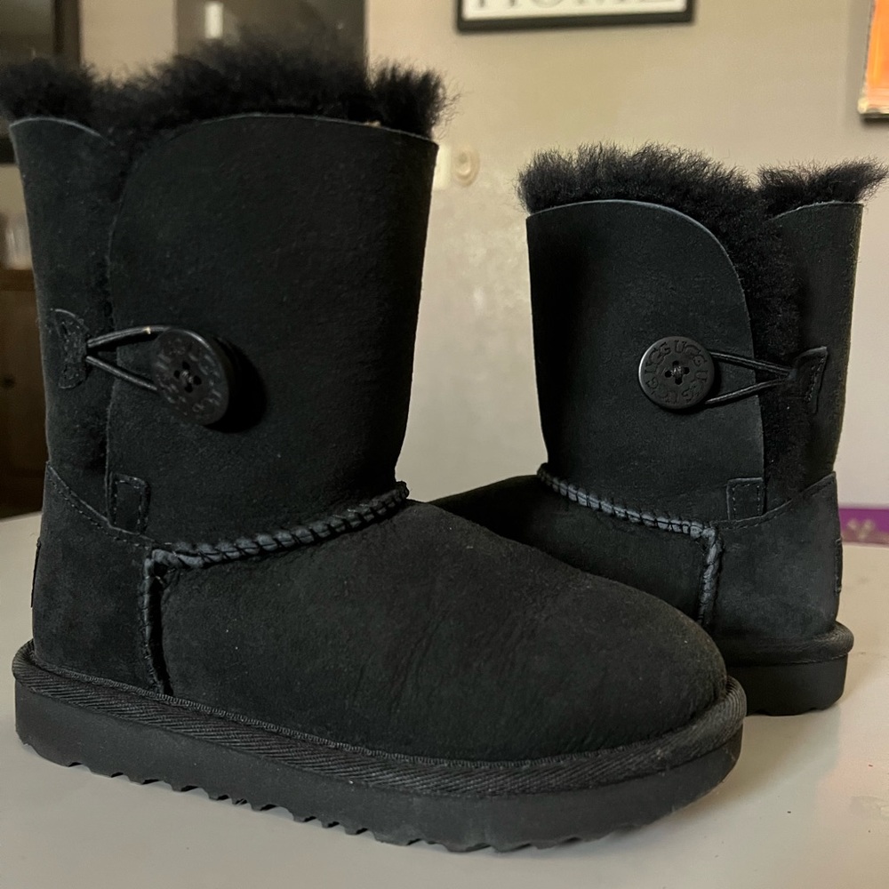 Bailey Button Ugg’s size 11